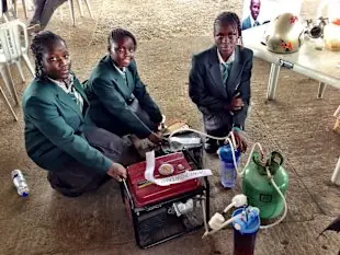 Muchachas africanas generan electricidad con orina