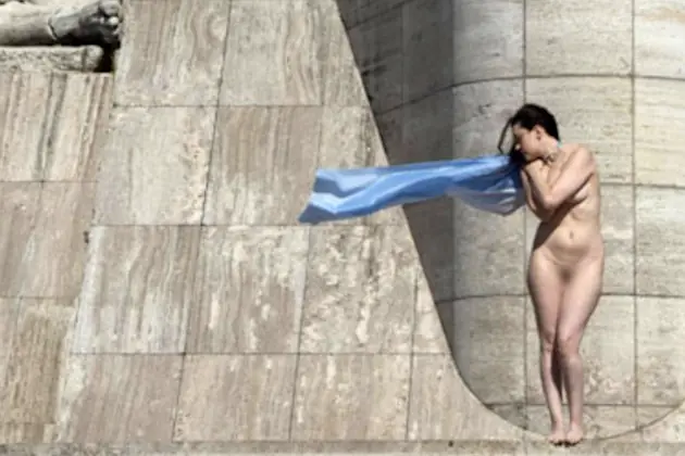 Desnuda en el Monumento a la Bandera