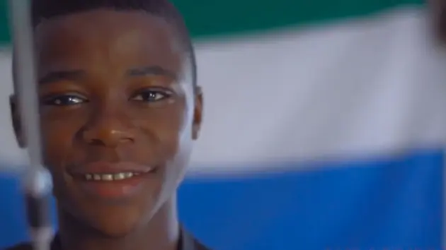 Un joven de Sierra Leona asombra a ingenieros con dispositiv