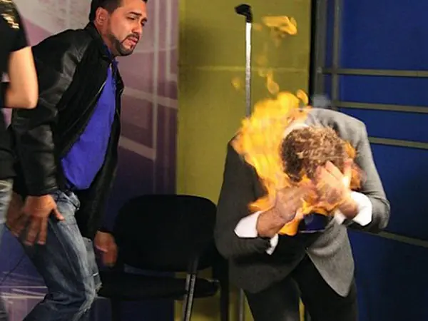 Conductor de TV prendió fuego a un mago