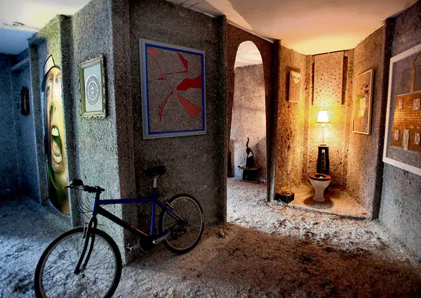 Una casa construida con ladrillos de billetes