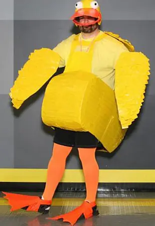 Se disfraza de patito de ducha para ver a su vecina desnuda