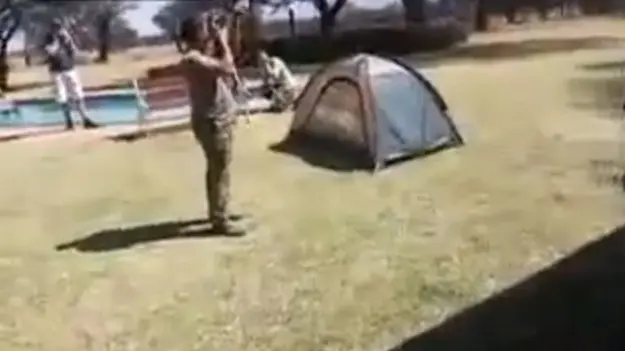 Un hombre se lleva un susto de muerte mientras dormía