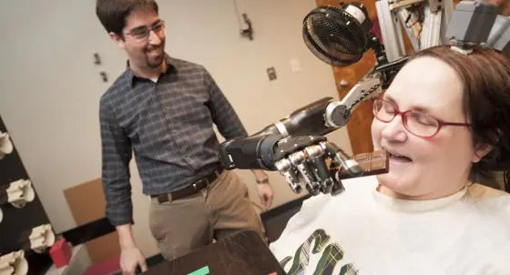 Una mujer tetrapléjica domina un brazo robot con la mente