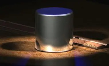 Cilindro de platino que define el kilo ya no pesa un kilo
