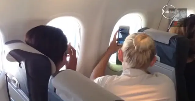 Una pitón de polizón en un avion