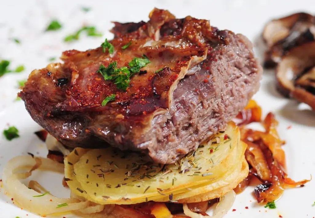 Entrañita asada con torrecitas de papas y champiñones