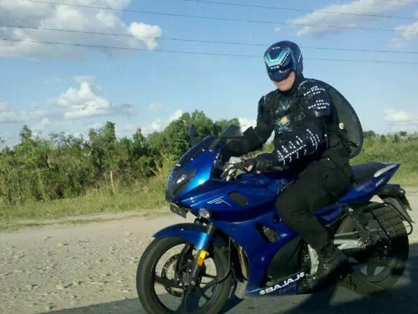 Un superhéroe combatió a delincuentes