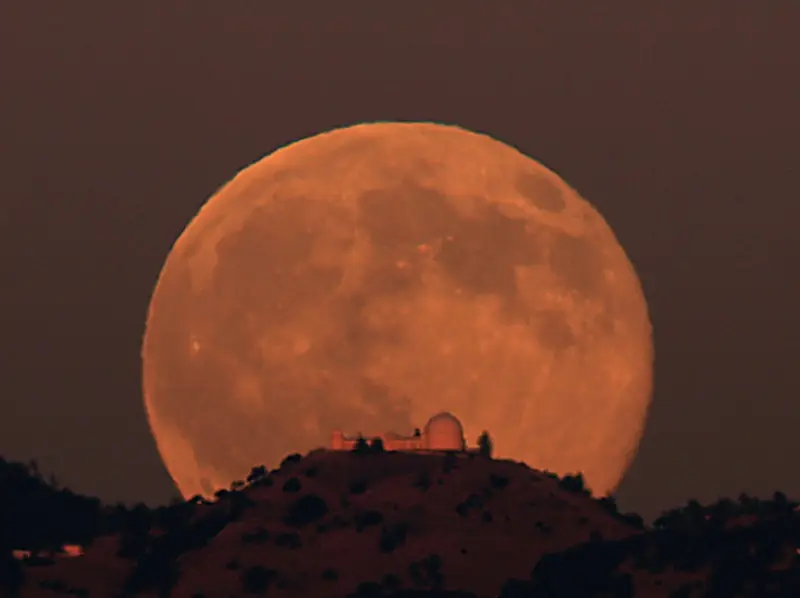 Porque la Luna se ve más grande cuando está en el horizont