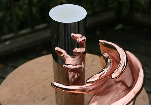 Esculturas amorfas que toman forma al reflejarse