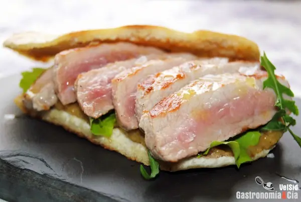 Bocadillo de secreto de cerdo en pan pita