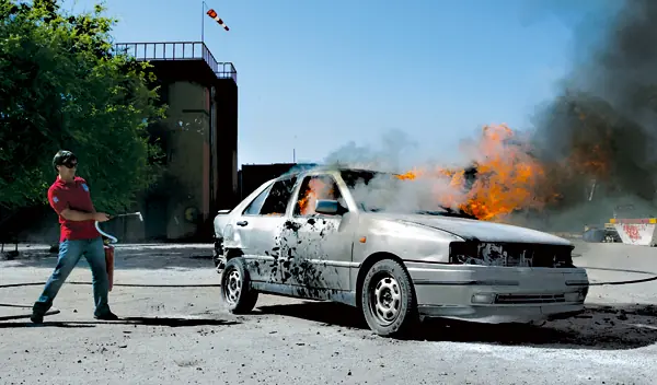 Qué hacer ante un incendio en el coche