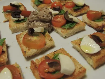 Bruschettas Capresse con Pasta de Aceitunas