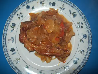 Costillas de Cerdo al Horno con Barbaco, Cebolla y Tomate