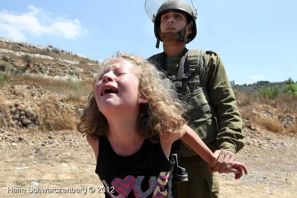 Niños ”palestinos” provocando a soldados israelíes.