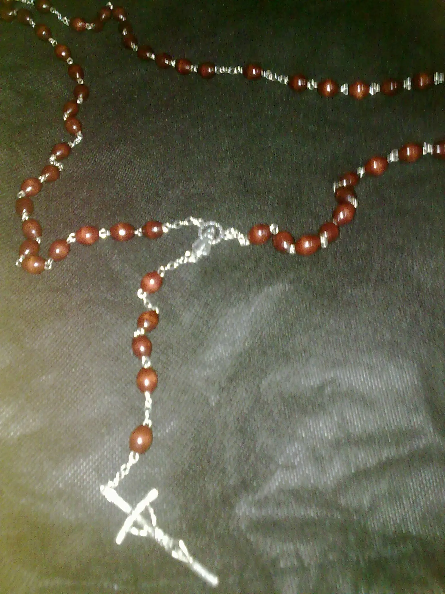 Me regalaron un rosario con una cruz extraña... mirala