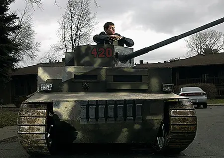 Un estudiante construye su propio tanque