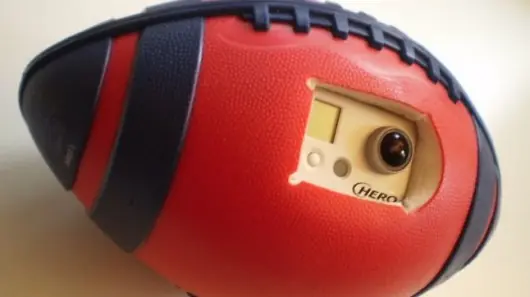 Una cámara en el balón de futbol americano