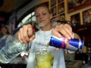 Alcohol + bebidas energéticas = conductas de riesgo