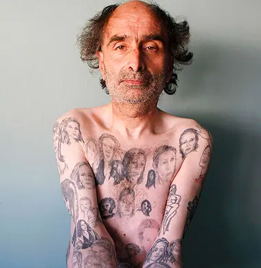 Viejo boludo se hace 82 tatuajes de Julia Roberts