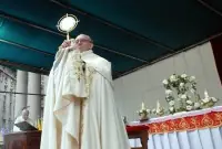 Bergoglio salpicado por sus lazos con la dictadura