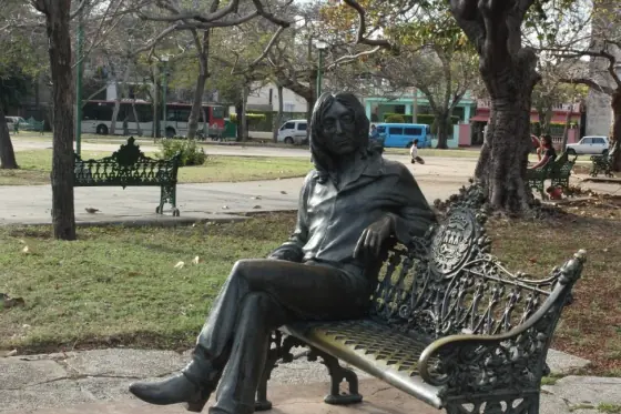 John Lennon y sus gafas, en La Habana