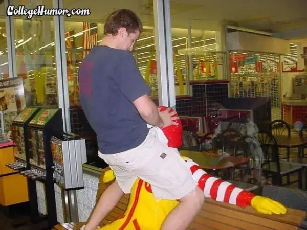 Ronald McDonald la pasa bien jaja
