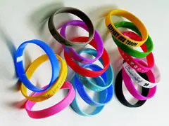 ¿Cómo se fabrican las pulseras de silicona?