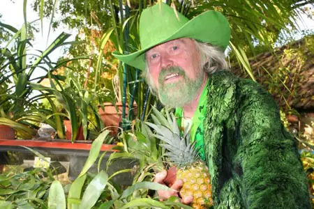 Se casó con una piña