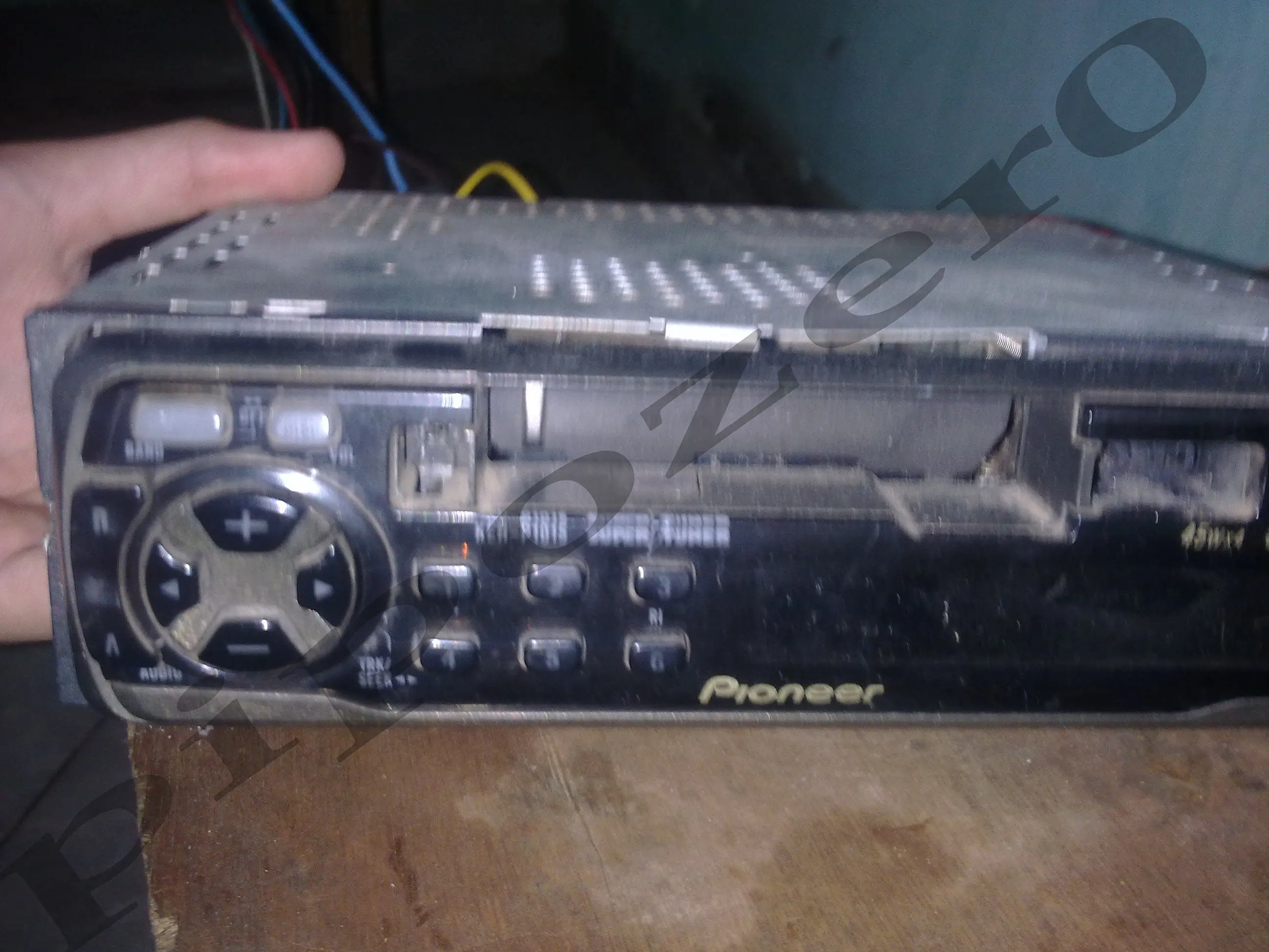 hacer un equipo de sonido con un autorradio y fuente de pc