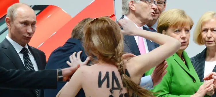 Vladimir Putin se ríe de minas que lo escrachan