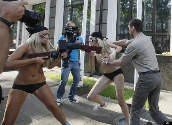 Protesta de chicas topless acab< mal