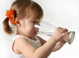 La Manera Correcta de Tomar Agua