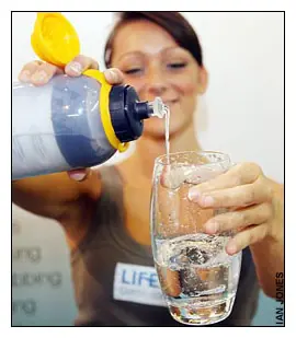 Botella convierte agua sucia en potable.