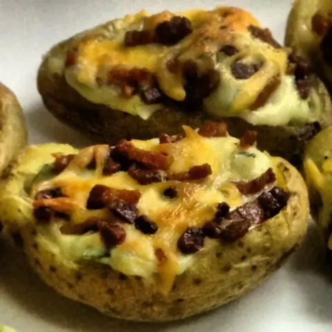 Papas Huecas con Panceta y Cheddar