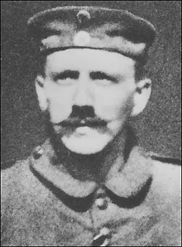 Por que tenia Hitler ese bigote?