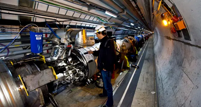 Qué pasa si colocamos la mano en el haz generado por el LHC