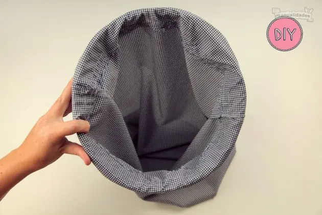 Cesta para la ropa hecha con una funda de almohada