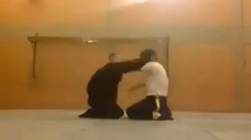 Impresionante pelea entre el maestro y su alumno