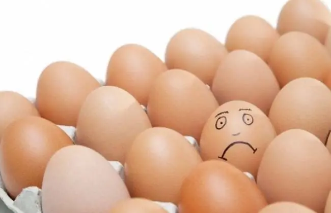 murió tras comerse 28 huevos crudos