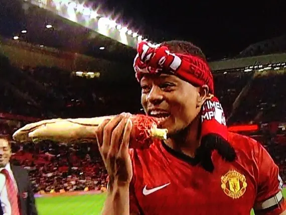 Evra se acordó del "canibal" Suarez.