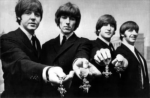 Las medallas de John Lennon en el Sgt Pepper