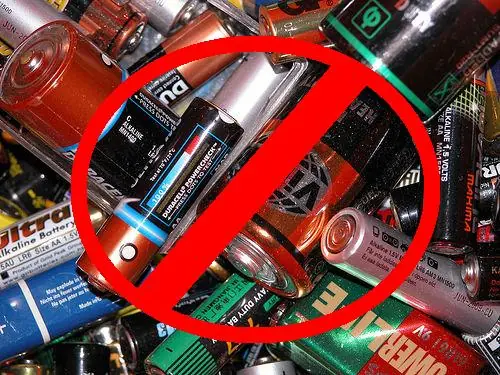 como tirar las pilas correctamente (para cuidar el ambiente)