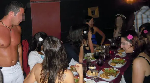 Las mujeres también pagan por sexo