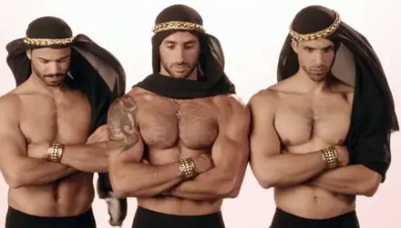 Tres hombres deportados por ser demasiado guapos