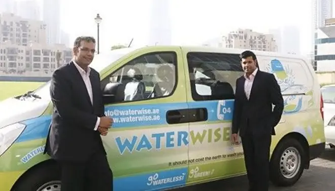 Ducharse con aire y lavar el coche sin agua