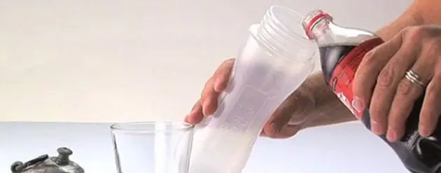 ¿Cómo convertir Coca Cola en agua?