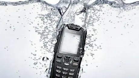 ¿Qué hacer si el celular se cae al inodoro?