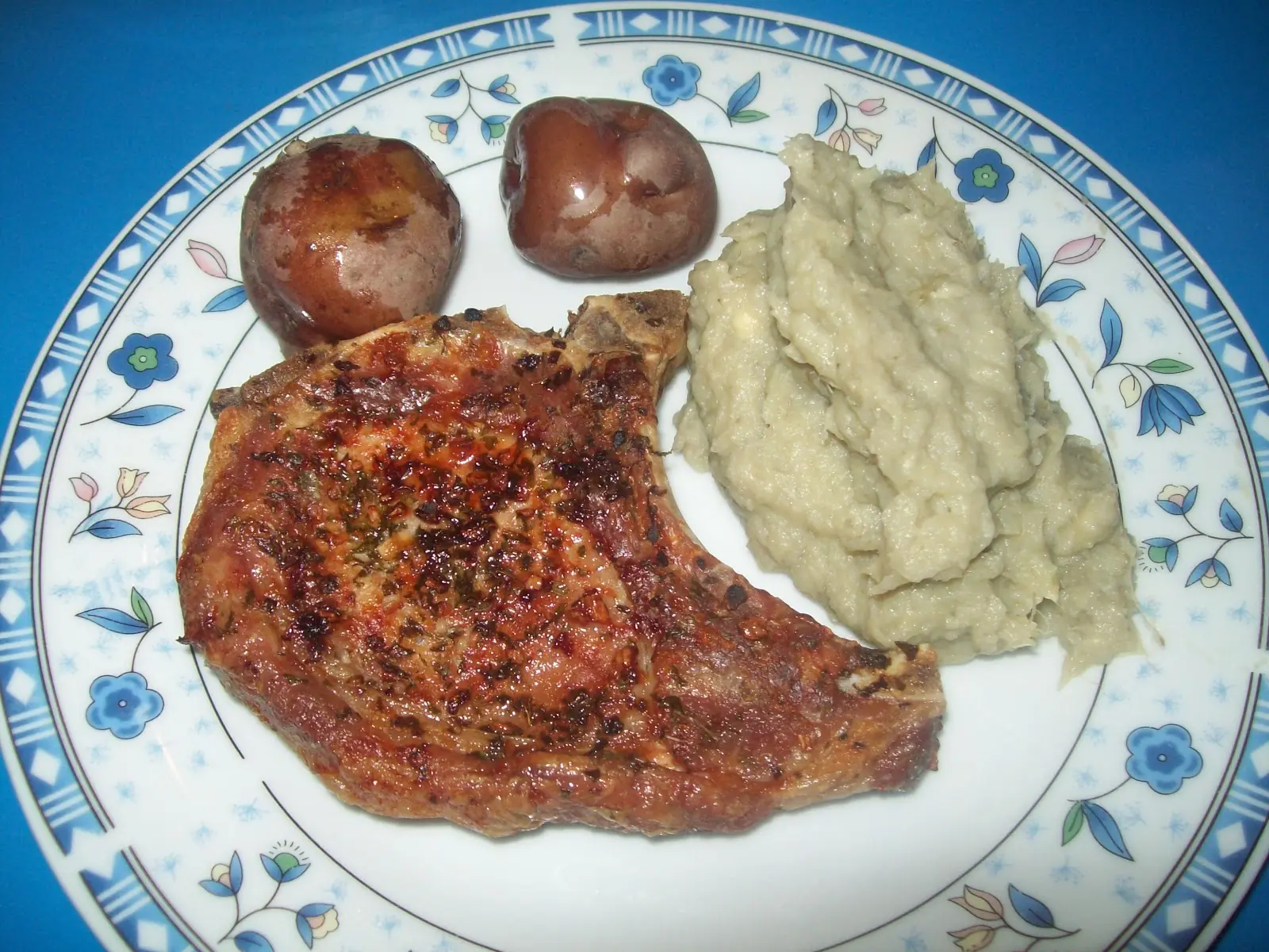 Costillitas de Cerdo con Puré de Batatas y Papines