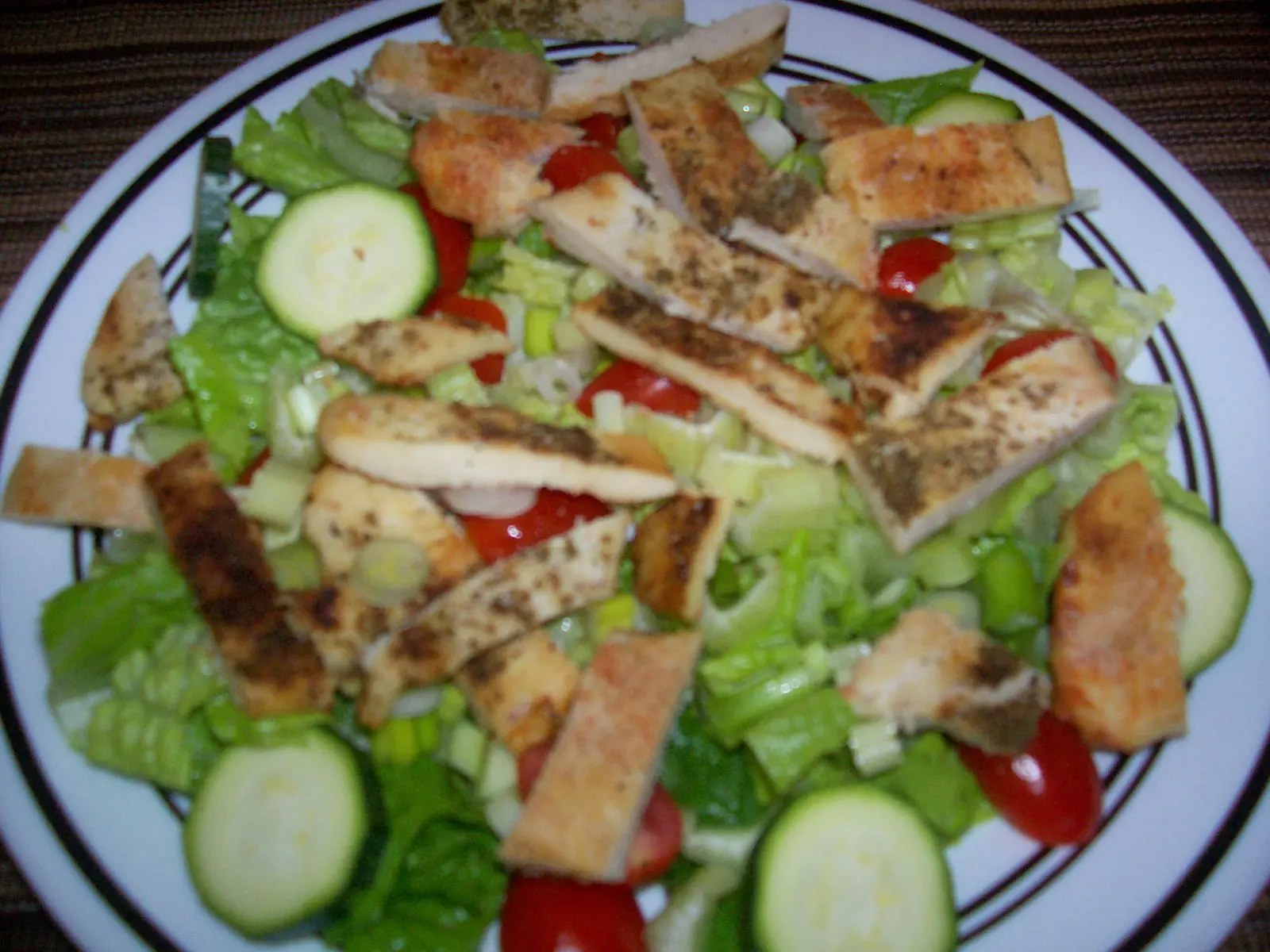 Ensalada nutritiva de fajitas de pollo, vegetales y queso